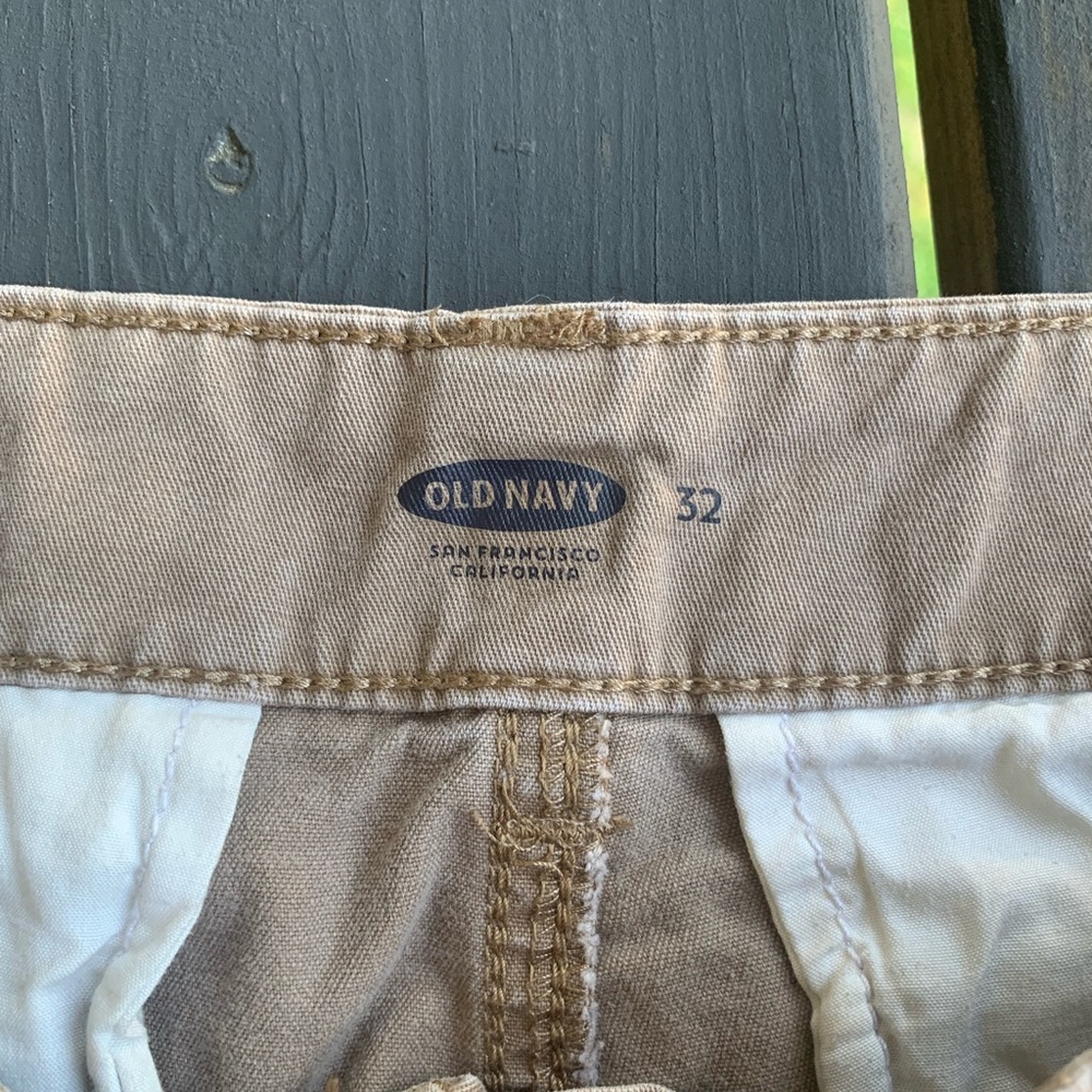Men’s Old Navy Tan Shorts - Picture 2 of 4